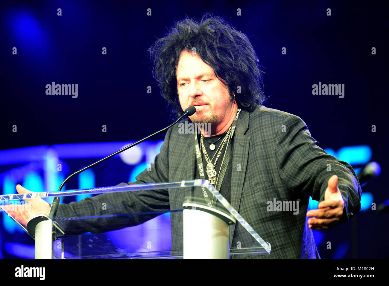 Anaheim, Kalifornien, USA. 28 Jan, 2018. Musiker - Steve Lukather, Gründungsmitglied und Gitarrist für Toto begrüßte Mitglieder der legendären Studio und Tour Gruppe von Musikern wie bekannt,''' in die Hall of Fame auf der NAMM TEC Awards 2018, Hilton Hotel, Anaheim, Kalifornien, USA, 27. Januar 2018. Kredit Bild cr Scott Mitchell/ZUMA Drücken Sie auf der NAMM TEC Awards 2018, Hilton Hotel, Anaheim, Kalifornien, USA, 27. Januar 2018. Die Bild cr Scott Mitchell/ZUMA Drücken Sie Credit: Scott Mitchell/ZUMA Draht/Alamy leben Nachrichten Stockfoto