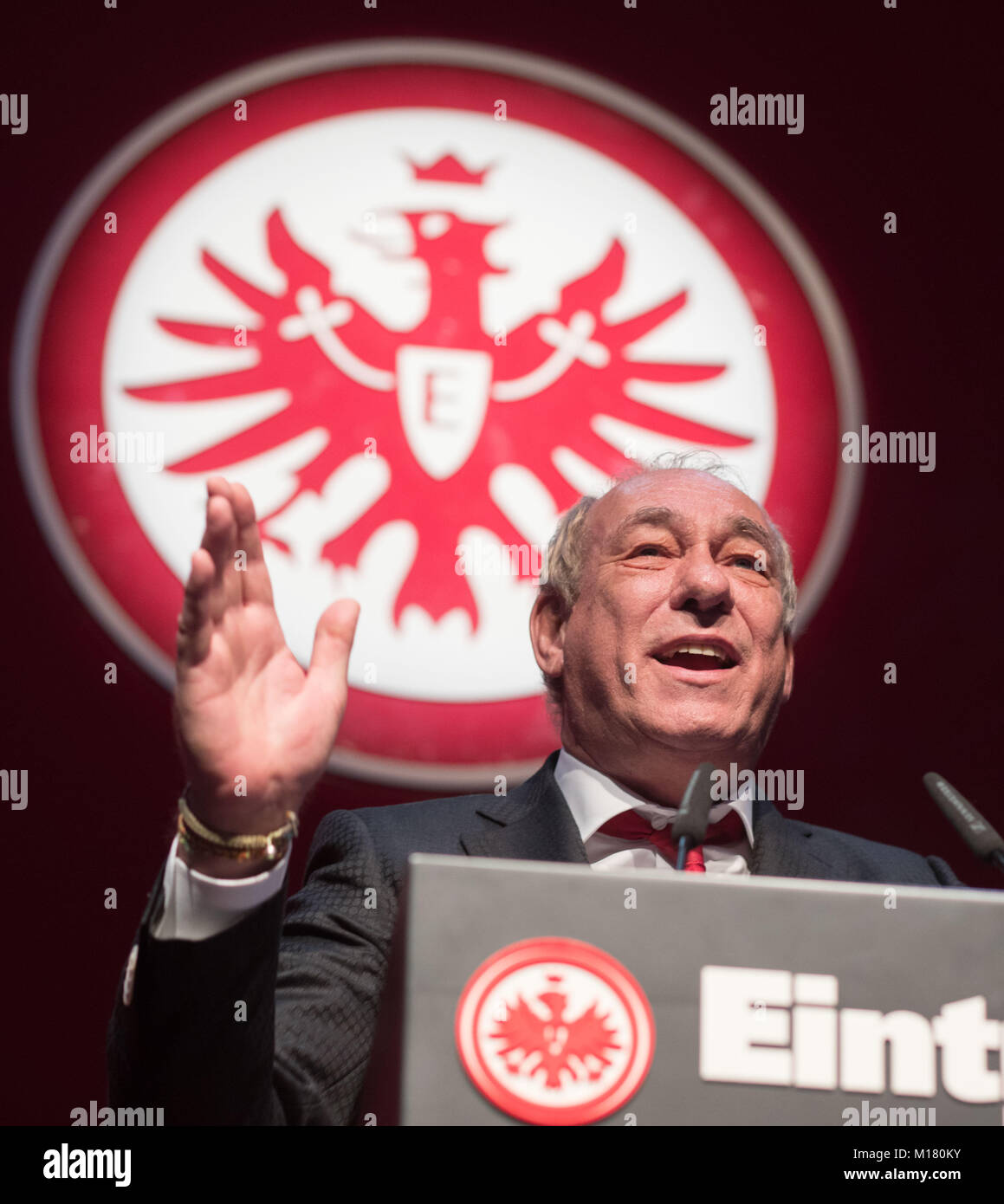 Frankfurt am Main, Deutschland. 28 Jan, 2018. Peter Fischer, Präsident von Eintracht Frankfurt e.V. hält eine Rede während der Generalversammlung in Frankfurt am Main, Deutschland, 28. Januar 2018. Foto: Frank Rumpenhorst/dpa/Alamy leben Nachrichten Stockfoto