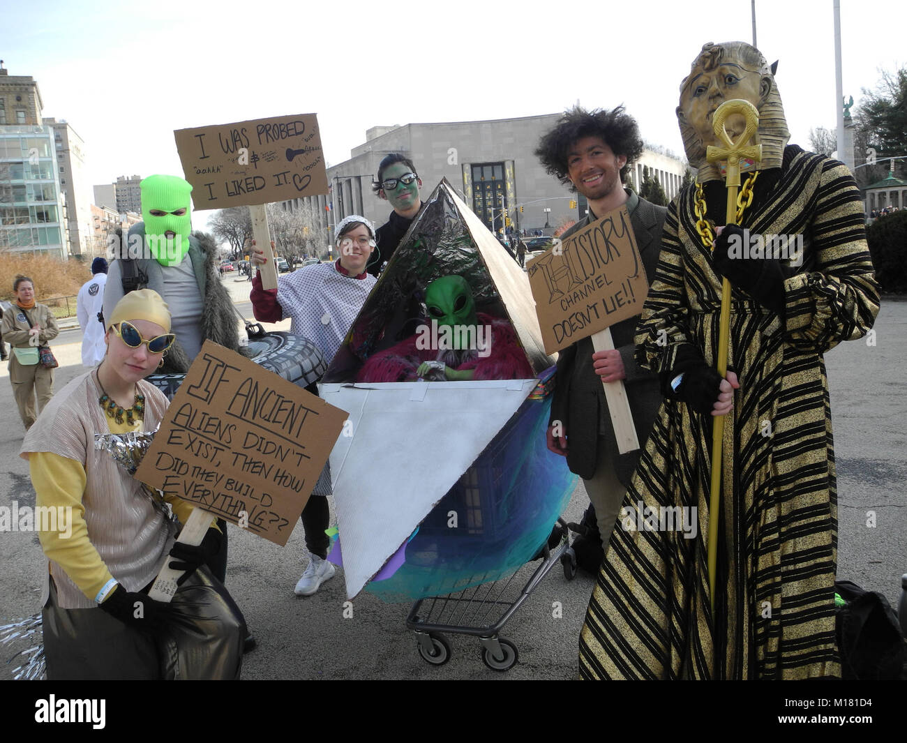 New York, USA. 26 Jan, 2018. Das Team "Alte Aliens' als Außerirdische während der 'Idiotarod' gekleidet ist, eine Freizeit Rennen in Anspielung auf die hundeschlittenrennen "Iditarod" in Alsaka, in New York, USA, 26. Januar 2018. Credit: Johannes Schmitt-Tegge/dpa/Alamy leben Nachrichten Stockfoto