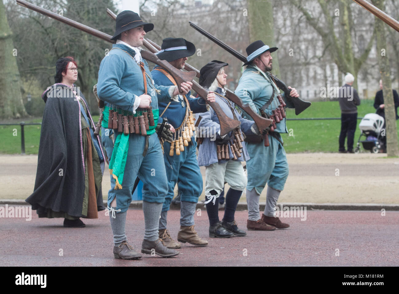 London, Großbritannien. 28. Januar 2018. Mitglieder der King's Armee der englischen Bürgerkrieg Gesellschaft nachvollziehen, die Route von König Karl I. vom St. James' Palace an den Ort seiner Hinrichtung am Bankett- Haus in Whitehall am 30. Januar 1649 Credit: Amer ghazzal/Alamy leben Nachrichten Stockfoto