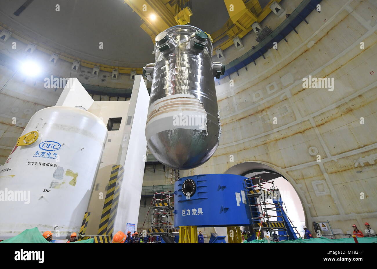 Fuqing. 28 Jan, 2018. Foto auf Jan. 28, 2018 zeigt den Aufstellungsort der Reaktordruckbehälter (RDB) der Nr. 5 der China National Nuclear Corporation Fuqing Atomkraftwerk im Südosten der chinesischen Provinz Fujian. Es ist Chinas erste Demonstration akw-Projekt mit hualong Eine Technologie, ein im Inland entwickelte Reaktor der dritten Generation Design. Credit: Lin Shanchuan/Xinhua/Alamy leben Nachrichten Stockfoto