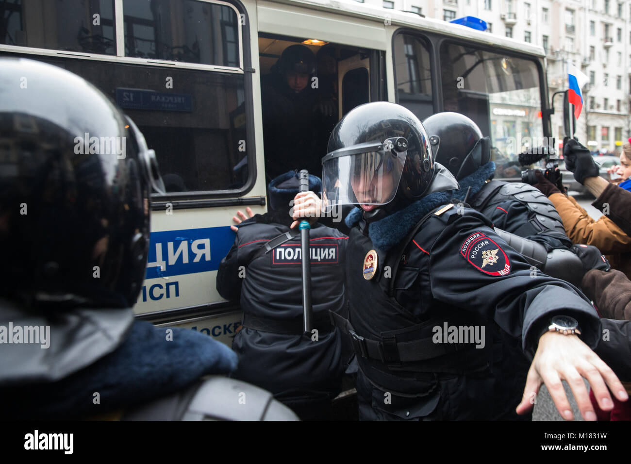 Moskau, Russland. 28. Januar, 2018. Russische Polizisten im Augenblick verhaftete Oppositionsführer Alexei Nawalny, wie er eine Kundgebung in Moskau, Russland, Sonntag, Januar 28, 2018 besucht. Nawalny hat in Moskau verhaftet worden als Proteste Platz über dem Land. Credit: Victor Vytolskiy/Alamy leben Nachrichten Stockfoto