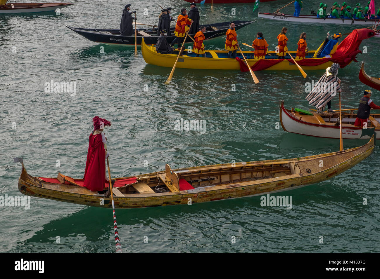 Venedig, Italien. 28. Januar 2018. Ein Ruderer dressing Karneval Kostüme Segel auf Canaregio Kanal am Ende der traditionellen Regatta für die Eröffnung des 2018 Karneval in Venedig am 28. Januar in Venedig, Italien 2018. Das Thema, das für die Ausgabe 2018 der Karneval in Venedig ist "Spielen" und wird vom 27. Januar bis 13. Februar. Credit: Erwachen Foto Agentur/Alamy leben Nachrichten Stockfoto