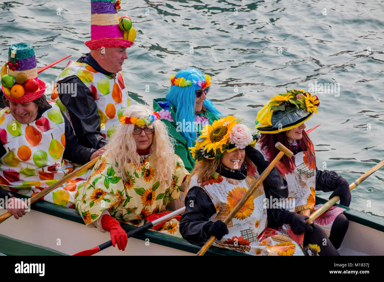 Venedig, Italien. 28. Januar 2018. Ein Ruderer dressing Karneval Kostüme Segel auf Canaregio Kanal am Ende der traditionellen Regatta für die Eröffnung des 2018 Karneval in Venedig am 28. Januar in Venedig, Italien 2018. Das Thema, das für die Ausgabe 2018 der Karneval in Venedig ist "Spielen" und wird vom 27. Januar bis 13. Februar. Credit: Erwachen Foto Agentur/Alamy leben Nachrichten Stockfoto