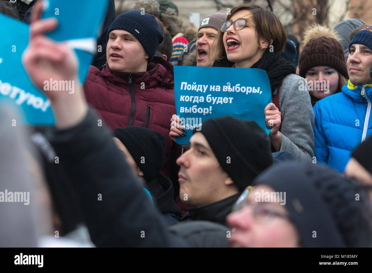 Moskau, Russland. 28. Januar, 2018. Jungen Demonstranten halten ein Banner auf einer Kundgebung in Moskau, Russland. Oppositionspolitiker Alexey Nawalny fordert bundesweite Proteste nach der Entscheidung Russlands Zentrale Wahlkommission seine Präsidentschaftskandidatur zu verbieten. Credit: Victor Vytolskiy/Alamy leben Nachrichten Stockfoto