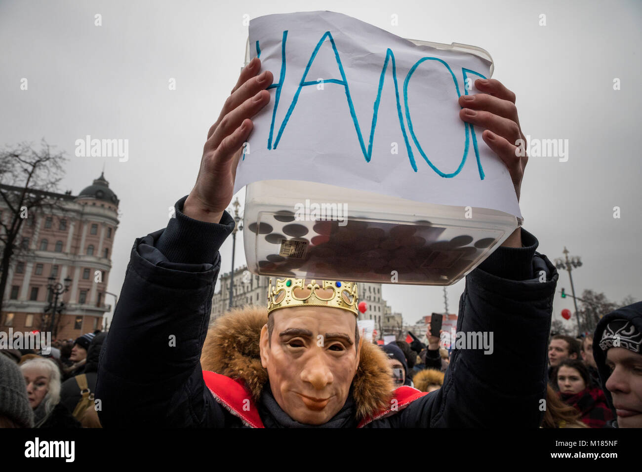 Moskau, Russland. 28 Jan, 2018. Anhänger von Oppositionsführer Alexei Nawalny in Maske von Wladimir Putin an einer Rallye Aufruf zum Boykott der Präsidentschaftswahlen am 18. März, in Moskau Credit: Nikolay Winokurow/Alamy leben Nachrichten Stockfoto