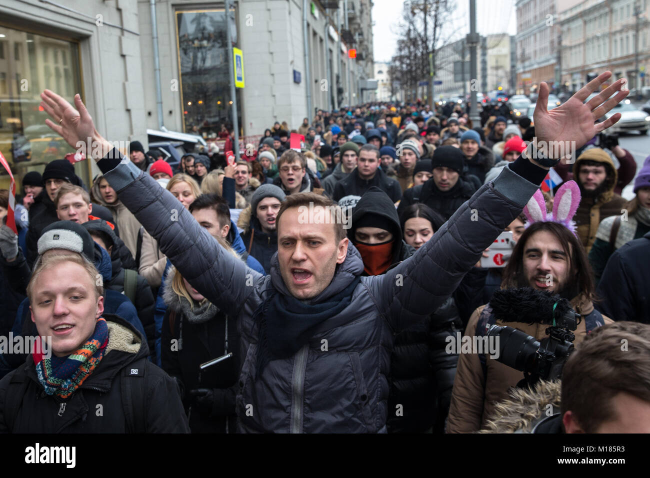 Moskau, Russland. 28. Januar, 2018. Russische Oppositionsführer Alexei Nawalny, Mitte, schreit Slogans, wie er eine Kundgebung in Moskau, Russland, Sonntag, Januar 28, 2018 besucht. Nawalny hat in Moskau verhaftet worden als Proteste Platz über dem Land. Credit: Victor Vytolskiy/Alamy leben Nachrichten Stockfoto