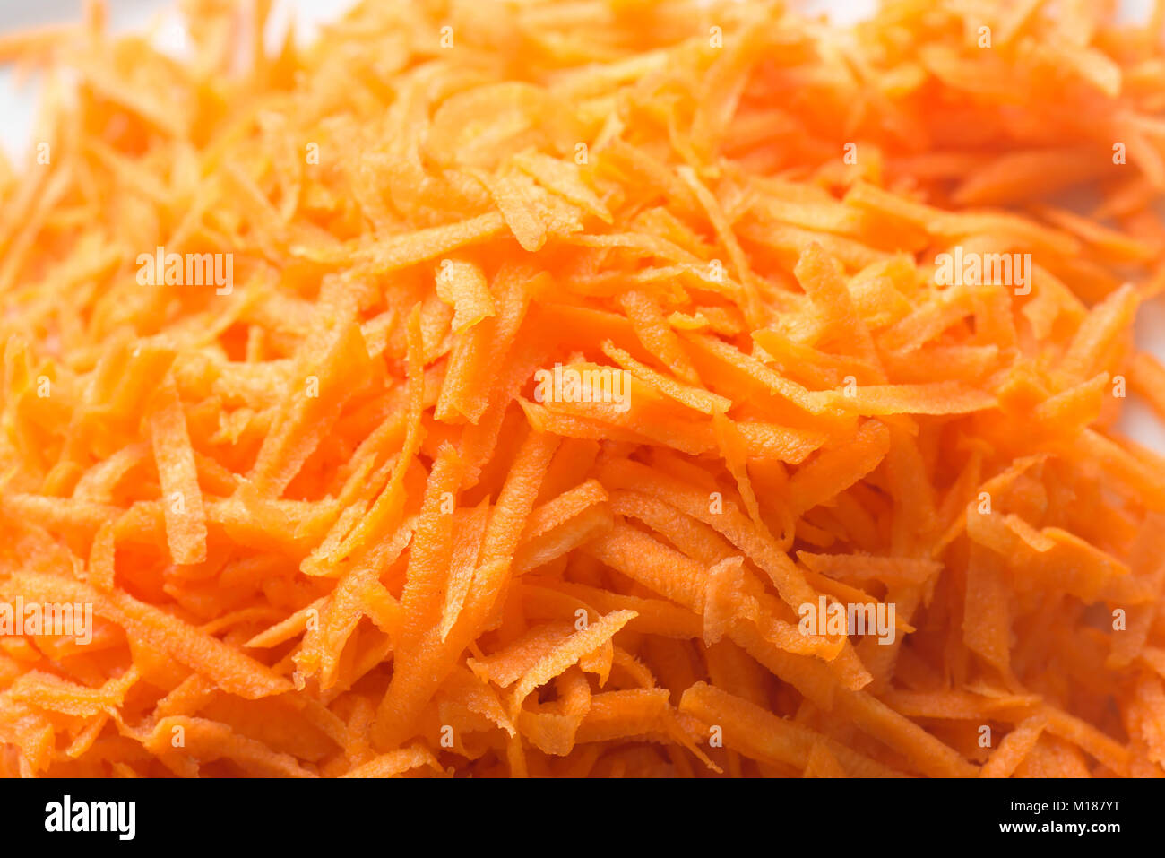 Rohen geriebenen Karotten auf Platte Stockfoto