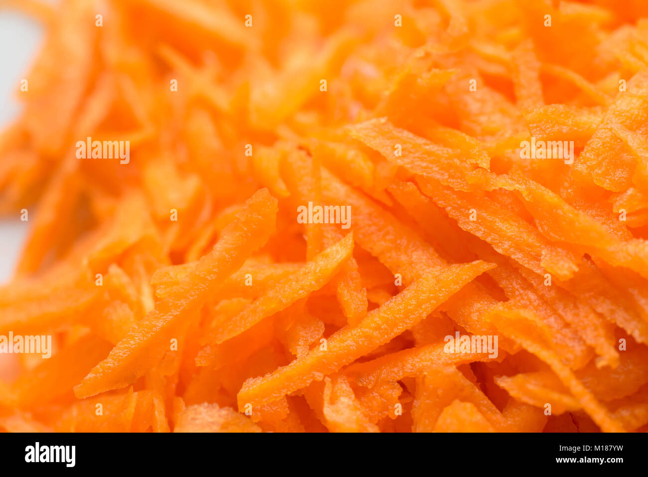 Rohen geriebenen Karotten auf Platte Stockfoto