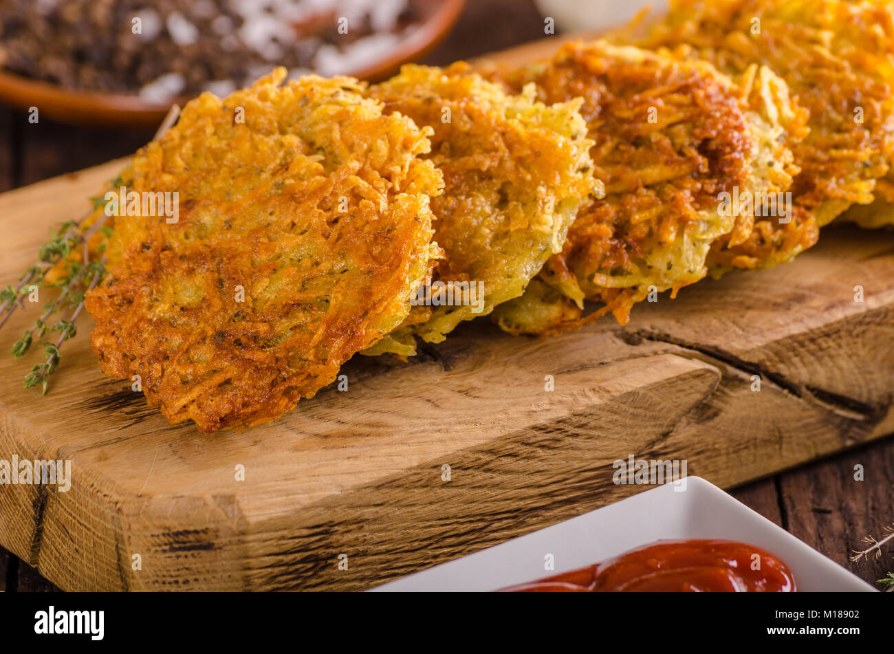 Delish Kartoffelpuffer mit Ketchup, knusprige Pfannkuchen aus Kartoffel ...