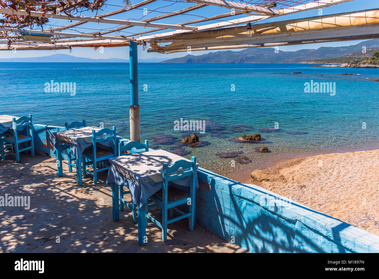 Taverne am Meer im kleinen Dorf in Peloponnes, Griechenland Stockfoto
