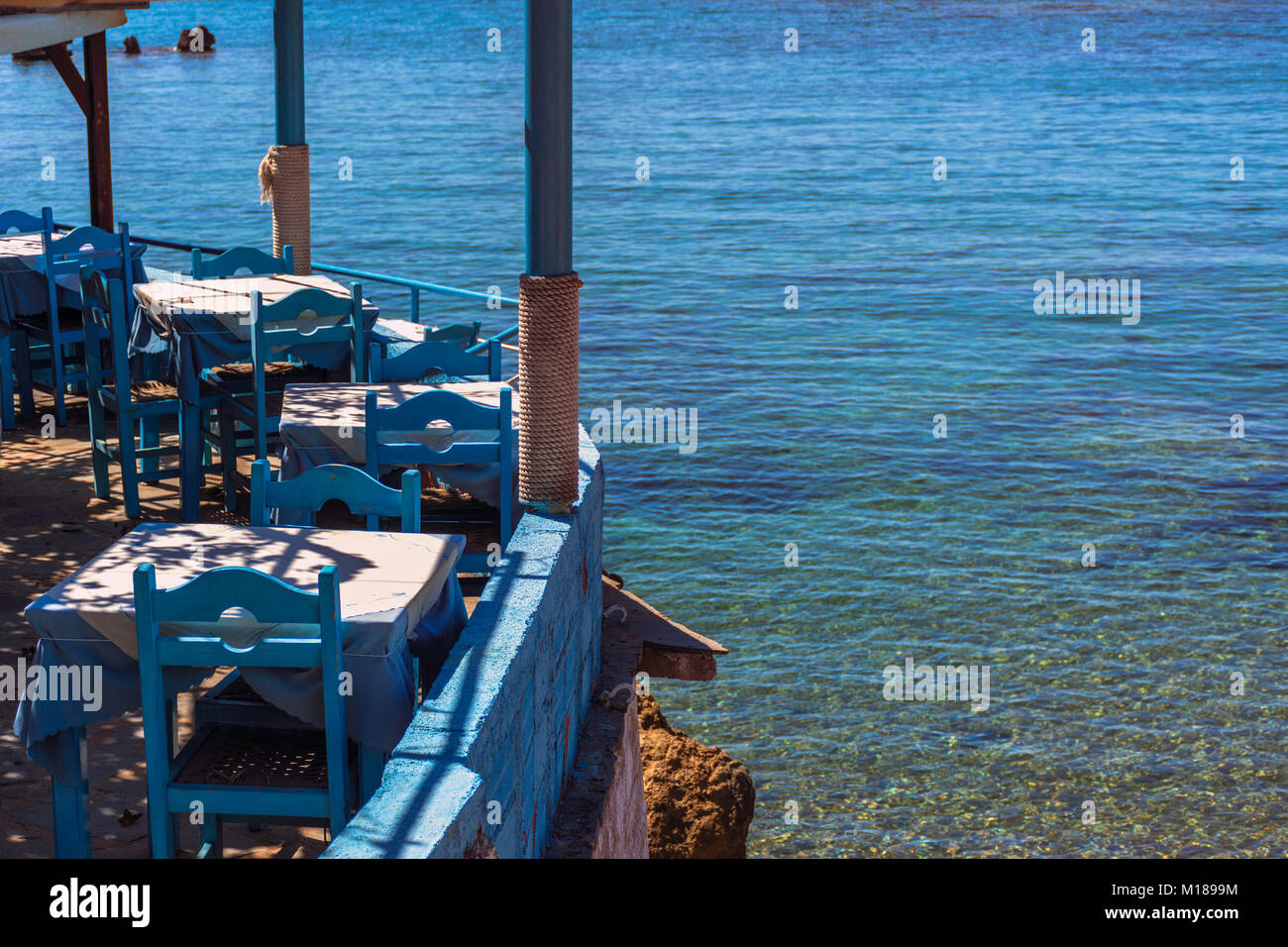 Taverne am Meer im kleinen Dorf in Peloponnes, Griechenland Stockfoto