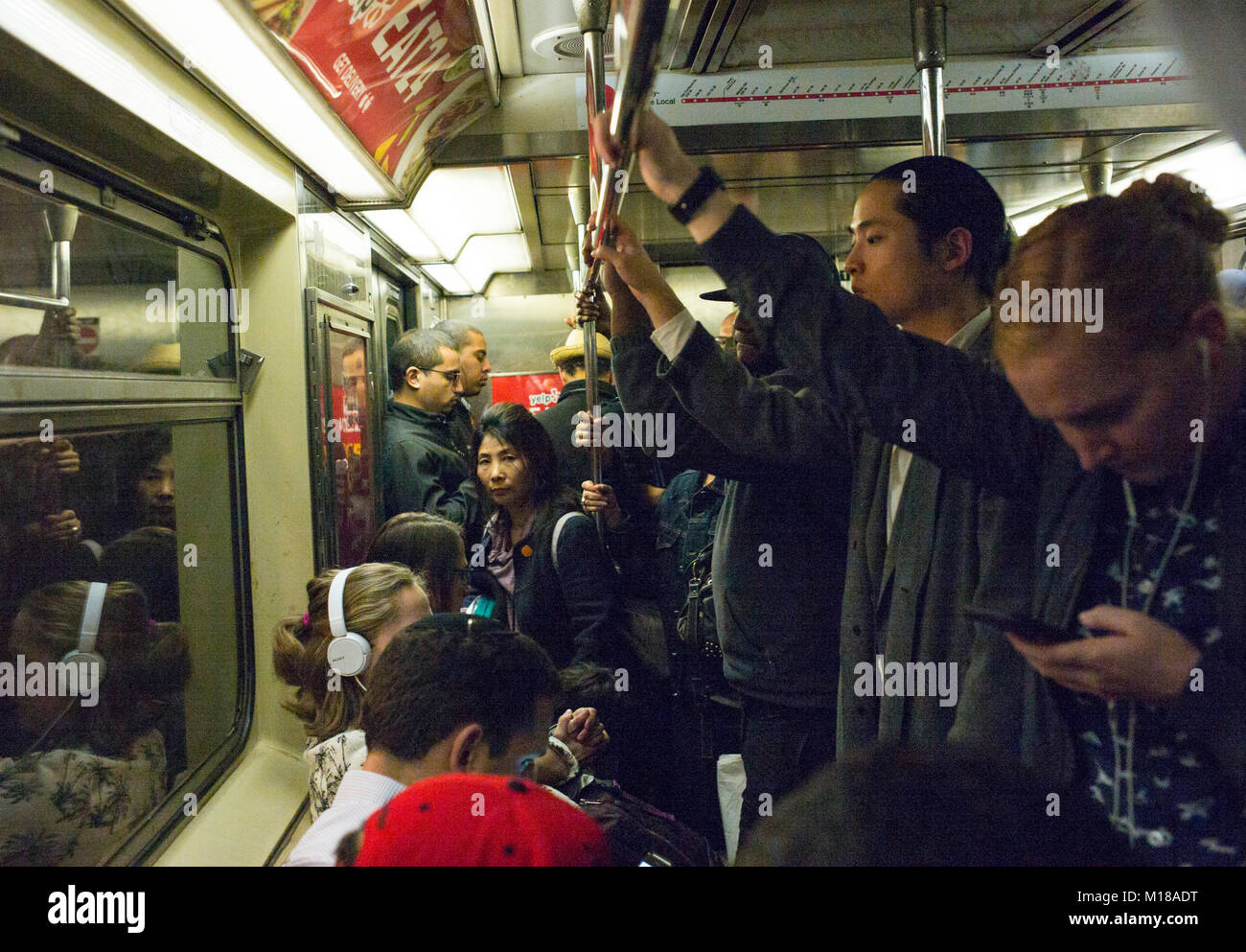 Passagiere reisen in der U-Bahn in New York City, New York. Die New Yorker U-Bahn im Durchschnitt 5,7 Millionen tägliche Ausritte. Stockfoto