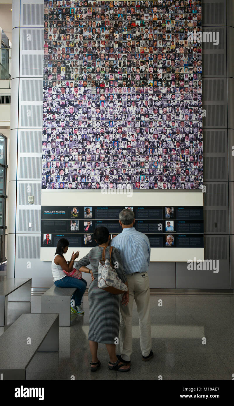 Die Besucher der Newseum in Washington, DC ein Memorial Anzeige der Bilder von Fotografen, Reporter und Journalisten rund um die Welt getötet, während ihre Arbeit. Stockfoto