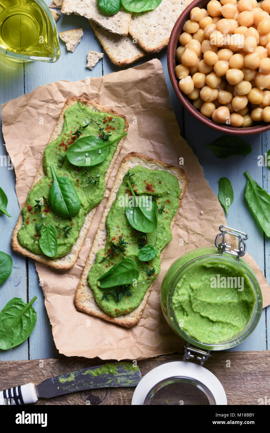 Zwei Cracker mit grünen Spinat Humus Stockfoto