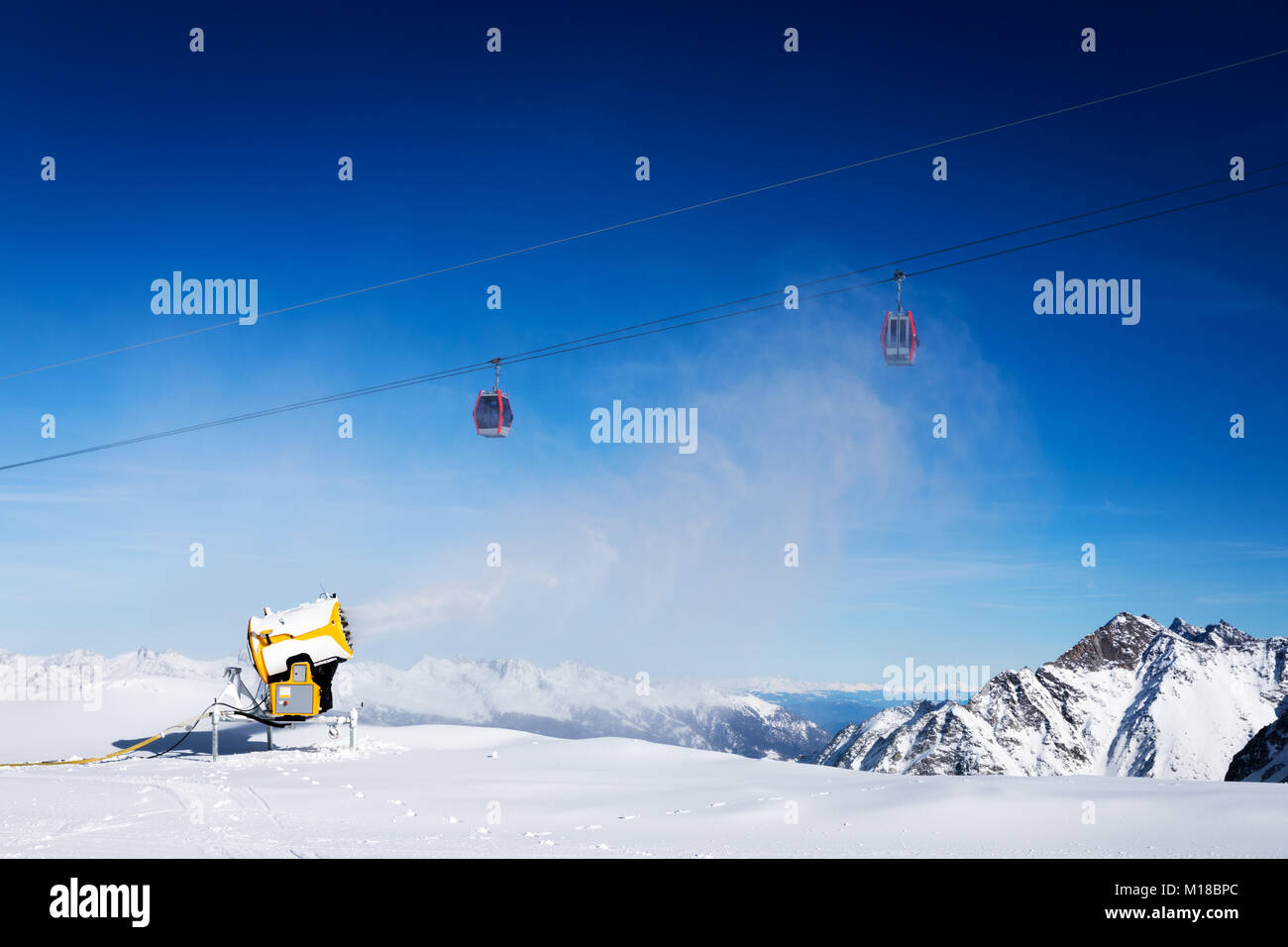Schneekanone gegen den blauen sonnigen Himmel bei Ski Resort arbeiten Stockfoto