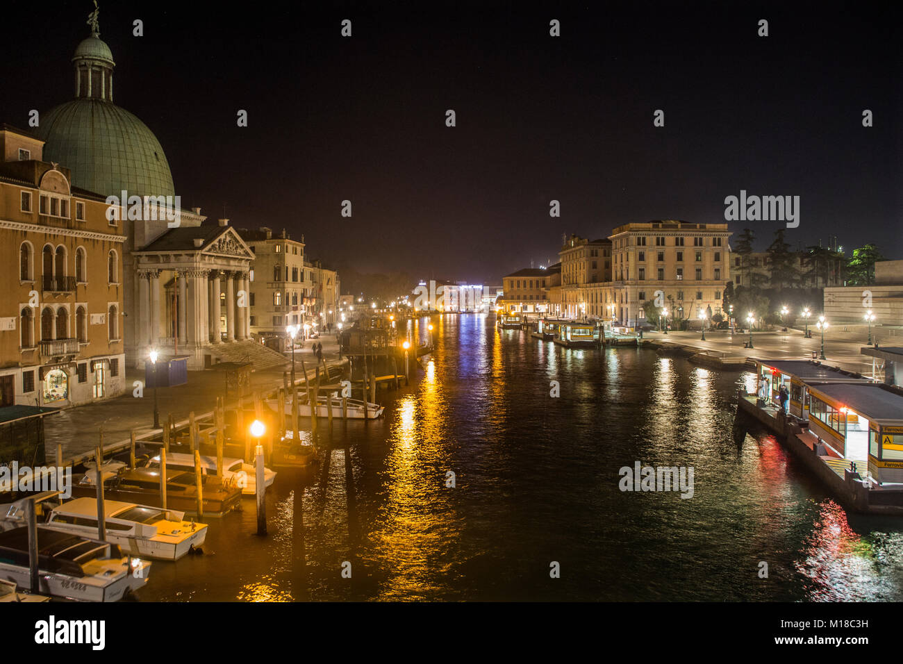 Blick auf den Grand Canal in der Nacht vom Ponti Scalzi Stockfoto