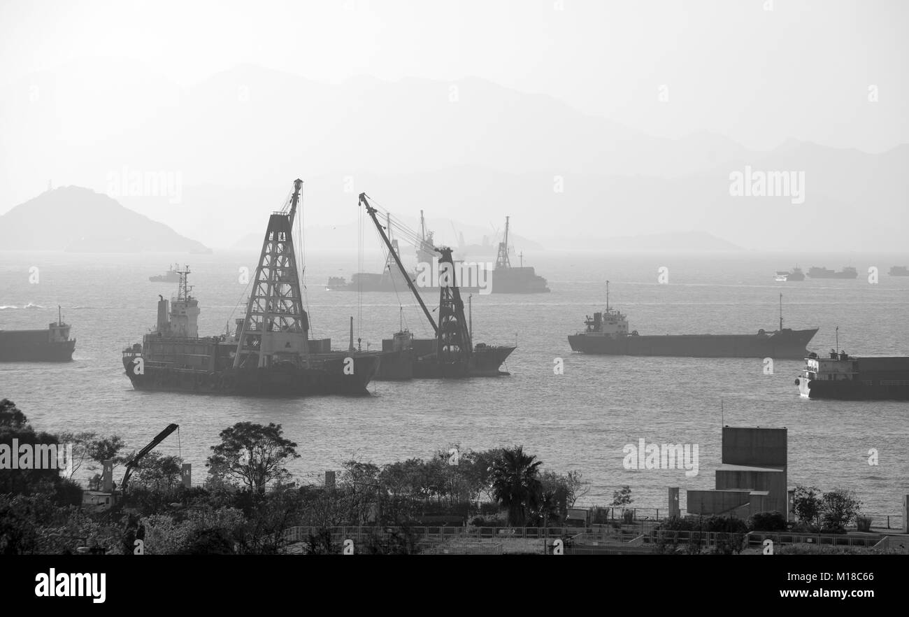 Schiffbarkeit mit industriellen Fracht Krane und Marine Shipping Container mit Skyline der Stadt, in den Hafen von Hong Kong und fungiert als Tor zu China Stockfoto