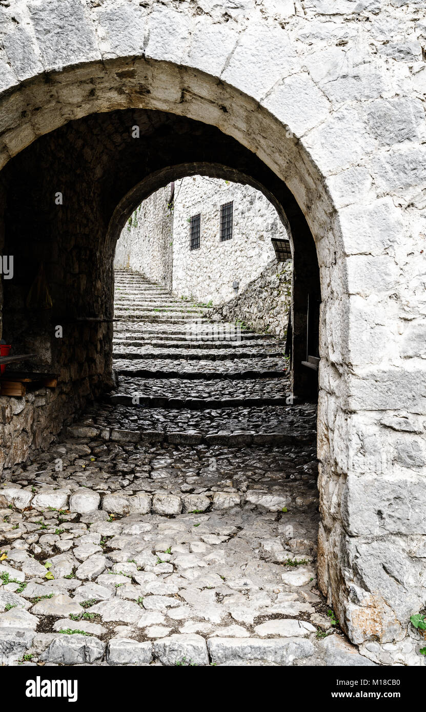 Mittelalterliche Straße mit Kopfsteinpflaster in einem kleinen bosnischen Stadt Pocitelj Stockfoto