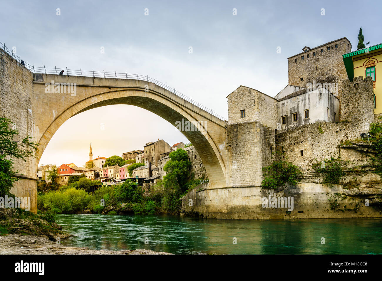 Blick auf die berühmte Brücke von Mostar vom Ufer des Flusses Neretva, Mostar, Bosnien Stockfoto