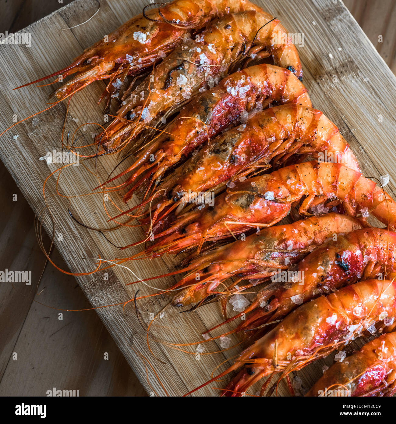 Gegrillte Garnelen auf einer Holzplatte Stockfoto