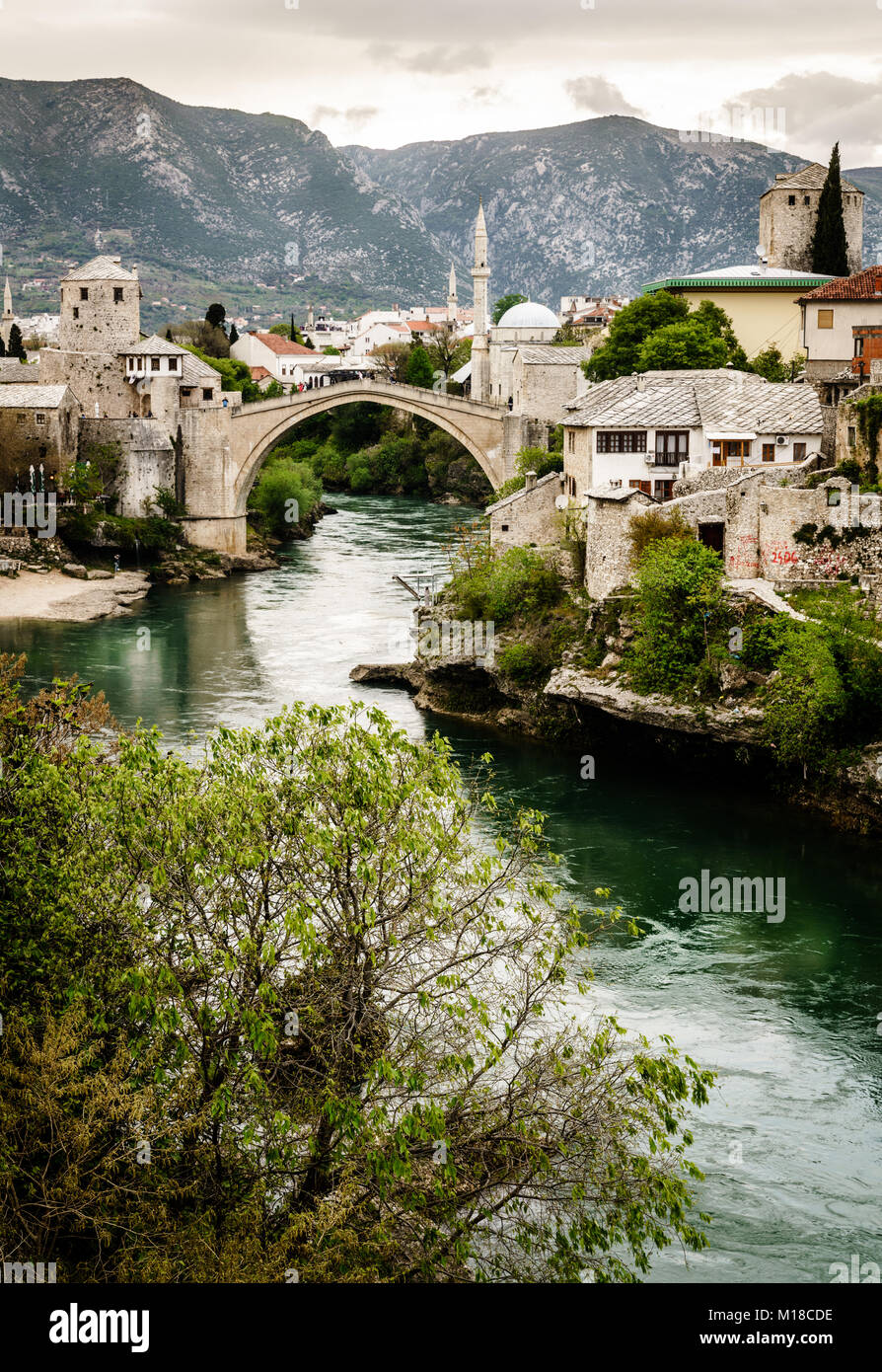 Malerischer Blick auf die Stadt und den Fluss Neretva in Mostar, Bosnien Stockfoto