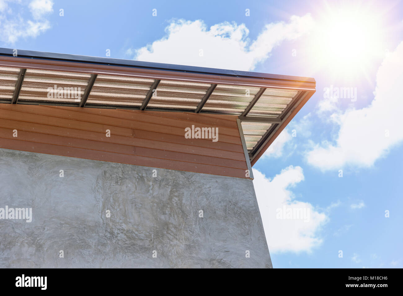 Dach mit Wärmedämmung fiberglas Schutzschicht für die Kühlung home Stockfoto
