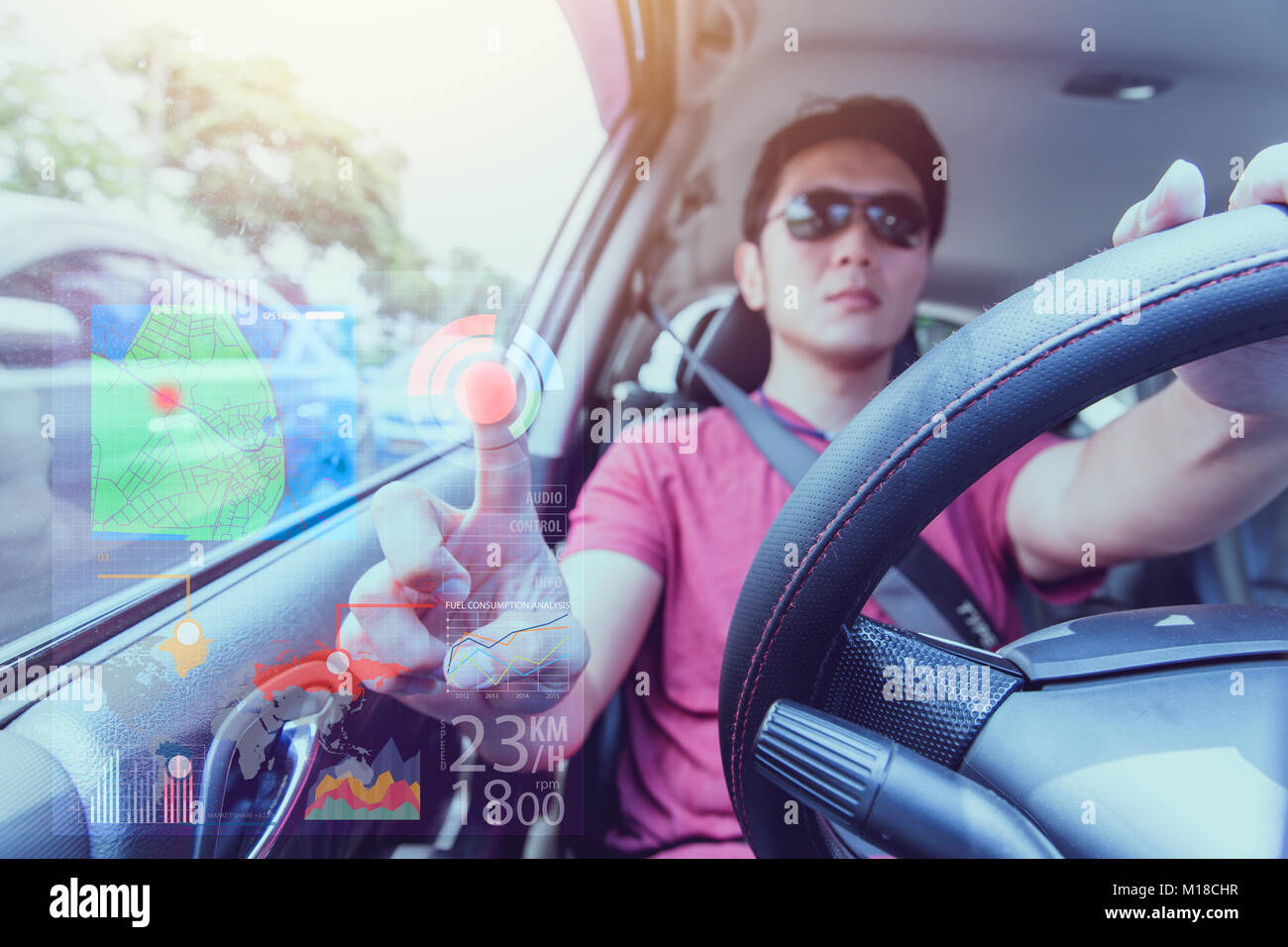 Asiatische männlichen drive Smart Auto mit Touchscreen zukünftige Konzept Driver Assistant Stockfoto