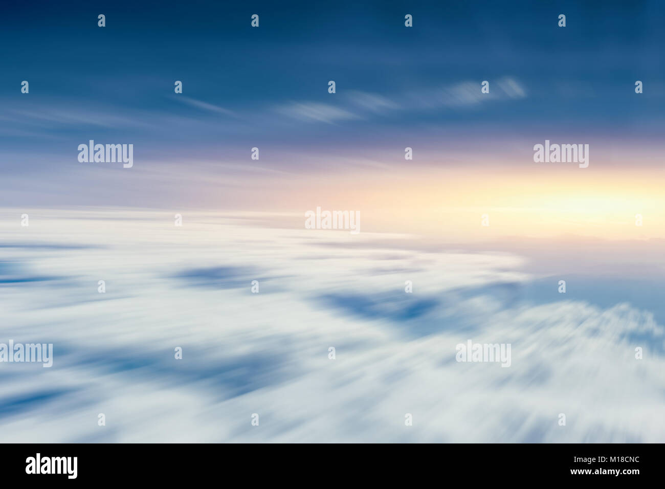 Moving Cloud Sky View von Flugzeugen für die Zukunft und freuen uns Konzept Hintergrund Stockfoto