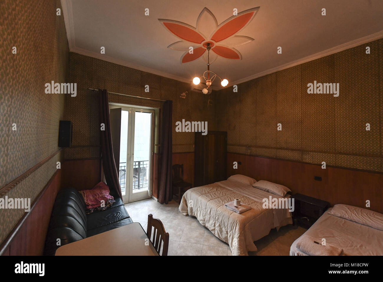 Hotel Mignon, mit Blick auf den Corso Novara in der Nähe der Piazza Garibald in Neapel, Italien, welche eine Steigerung der Buchungen gesehen hat, nachdem es erschienen auf Sky Atlantic Drama "Gomorra", wie eine der Figuren - Ciro Di Marzio - Übernachtungen im Zimmer im vierten Stock des 2-Sterne Hotel. Mit: Atmosphäre, wo: Neapel, Kampanien, Italien Wann: 28 Dec 2017 Credit: IPA/WENN.com ** Nur für die Veröffentlichung in Großbritannien, den USA, Deutschland, Österreich, Schweiz ** verfügbar Stockfoto