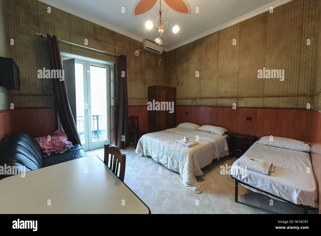 Hotel Mignon, mit Blick auf den Corso Novara in der Nähe der Piazza Garibald in Neapel, Italien, welche eine Steigerung der Buchungen gesehen hat, nachdem es erschienen auf Sky Atlantic Drama "Gomorra", wie eine der Figuren - Ciro Di Marzio - Übernachtungen im Zimmer im vierten Stock des 2-Sterne Hotel. Mit: Atmosphäre, wo: Neapel, Kampanien, Italien Wann: 28 Dec 2017 Credit: IPA/WENN.com ** Nur für die Veröffentlichung in Großbritannien, den USA, Deutschland, Österreich, Schweiz ** verfügbar Stockfoto