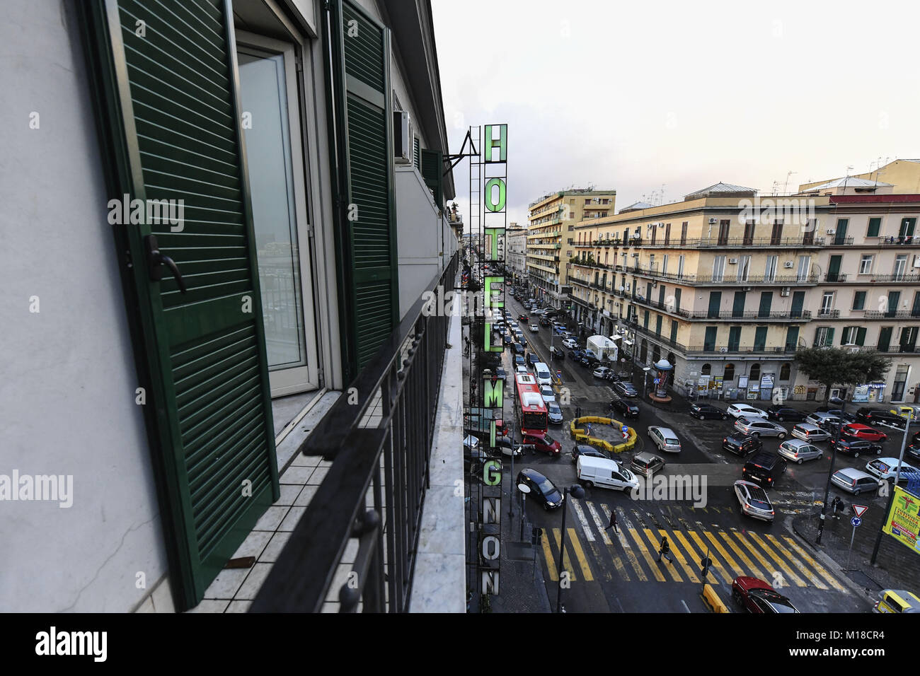 Hotel Mignon, mit Blick auf den Corso Novara in der Nähe der Piazza Garibald in Neapel, Italien, welche eine Steigerung der Buchungen gesehen hat, nachdem es erschienen auf Sky Atlantic Drama "Gomorra", wie eine der Figuren - Ciro Di Marzio - Übernachtungen im Zimmer im vierten Stock des 2-Sterne Hotel. Mit: Atmosphäre, wo: Neapel, Kampanien, Italien Wann: 28 Dec 2017 Credit: IPA/WENN.com ** Nur für die Veröffentlichung in Großbritannien, den USA, Deutschland, Österreich, Schweiz ** verfügbar Stockfoto