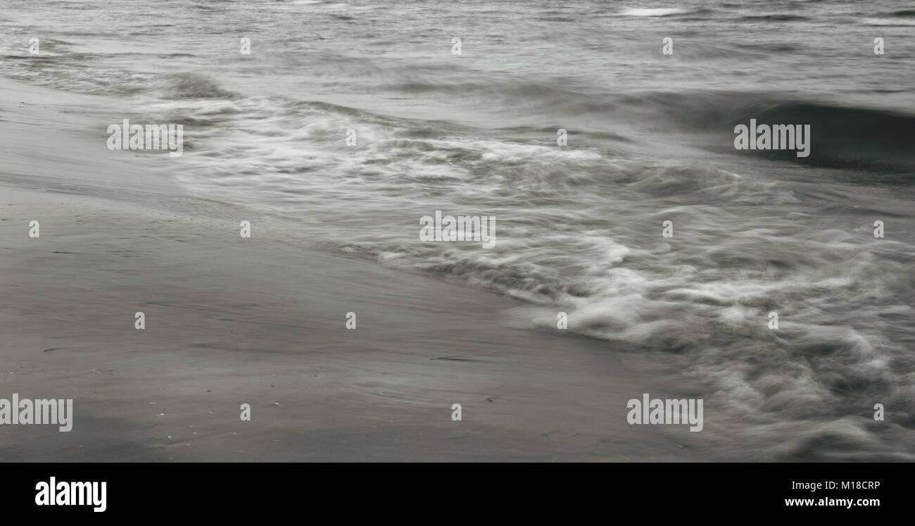 Ruhige Stimmung Stille emotion Ocean Wave blur Strand vintage Kunst mono Ton Stockfoto