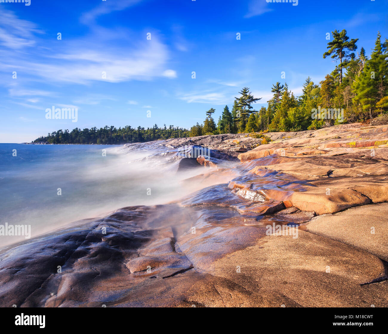 Felsige Küste des Lake Superior, Lake Superior Provincial Park, Ontario, Kanada. Stockfoto