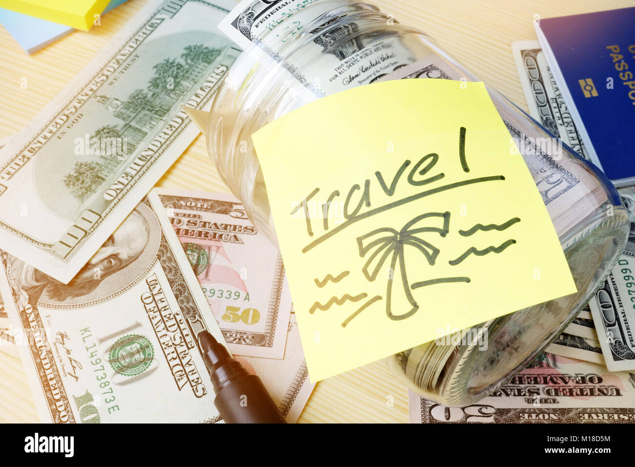 Einsparungen für Ferienhäuser Konzept. Glas mit geschriebenen Wort. Stockfoto