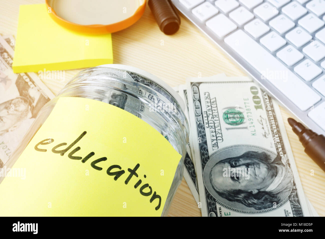 Einsparungen für Bildung Konzept. Glas mit Dollar und Stick. Stockfoto