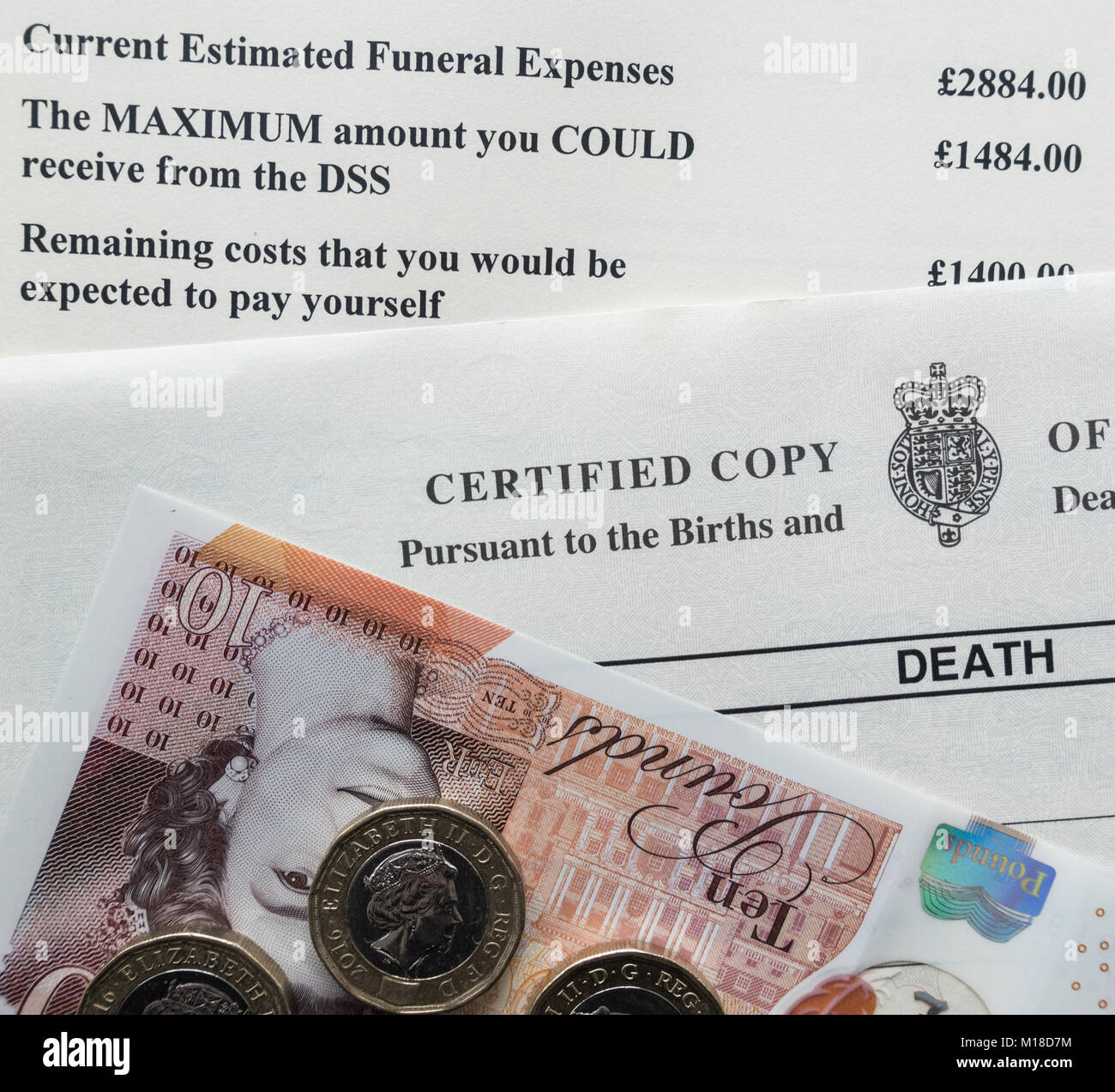 Sterling Banknoten und Münzen auf Tod und Begräbnis kosten Zitat. England, Großbritannien Stockfoto