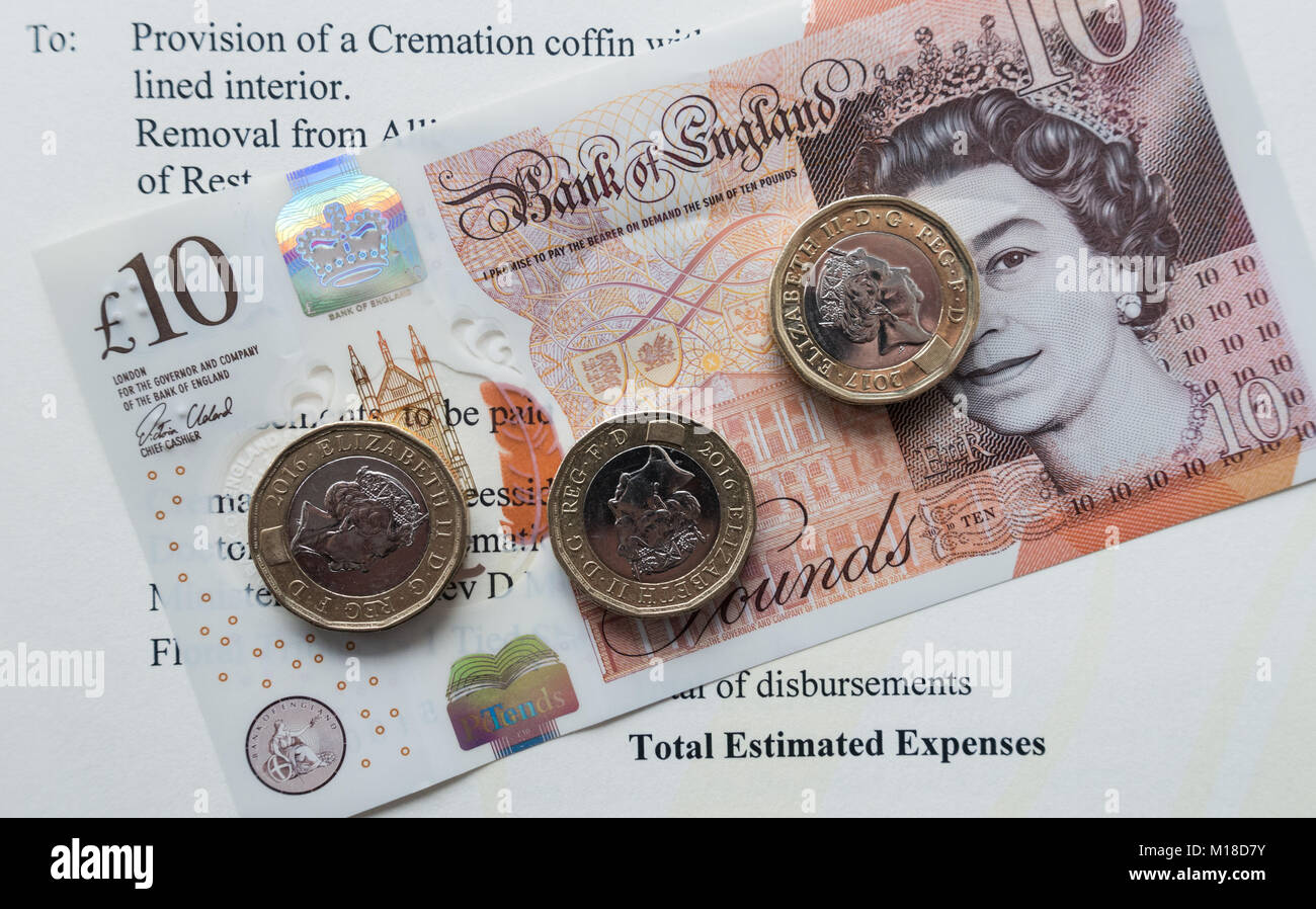 Sterling Banknoten und Münzen auf Zitat von undertaker der geschätzten Kosten der Beerdigung. Großbritannien Stockfoto