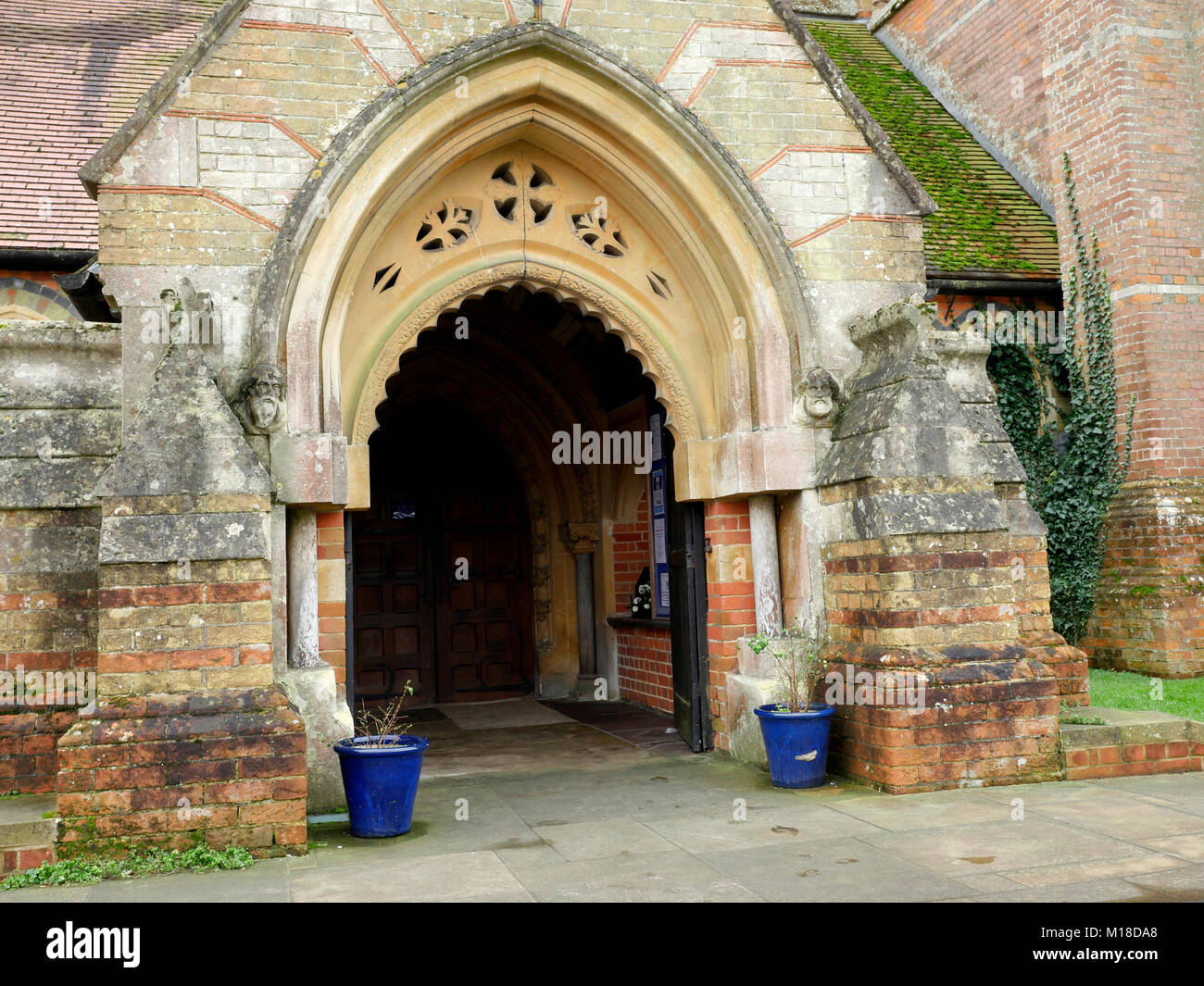 Eingang Nord des Hl. Michael und alle Engel Pfarrkirche, Lyndhurst, New Forest, Hampshire, England, Großbritannien Stockfoto