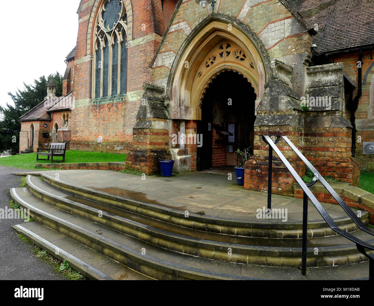 Eingang Nord des Hl. Michael und alle Engel Pfarrkirche, Lyndhurst, New Forest, Hampshire, England, Großbritannien Stockfoto