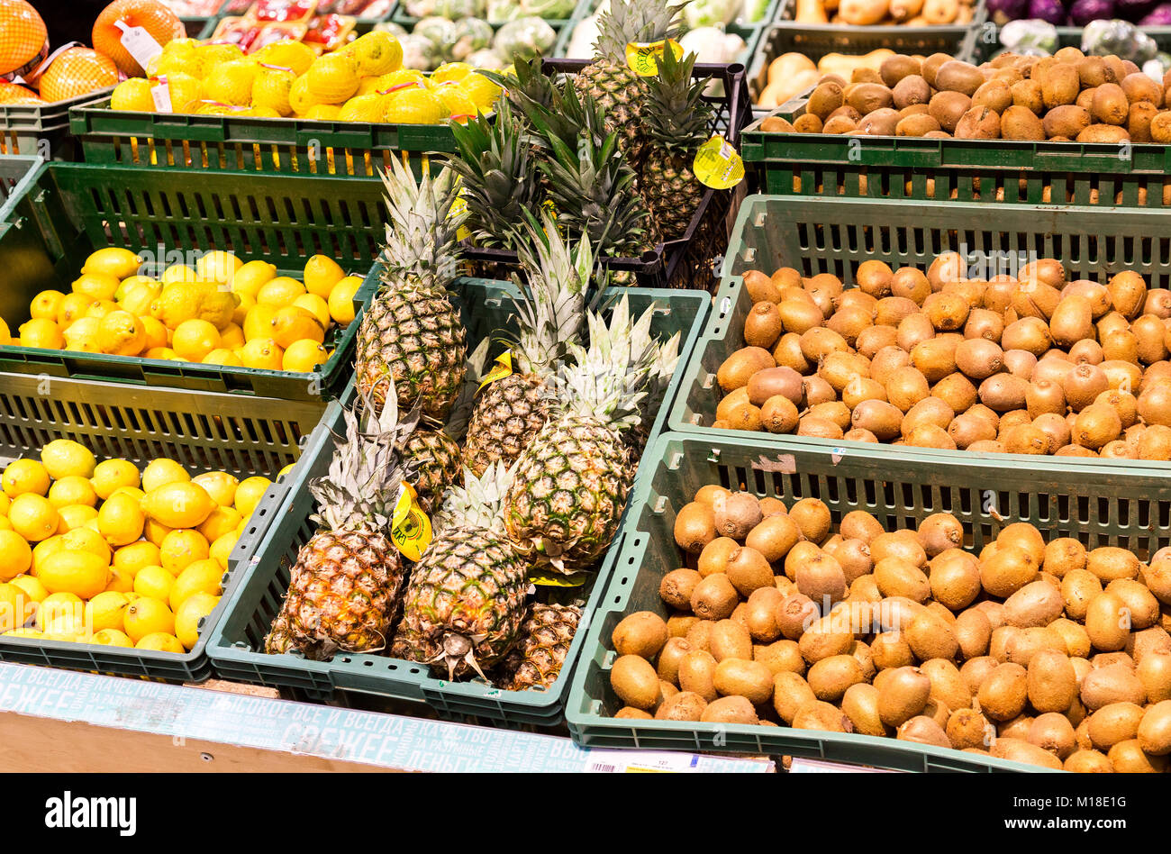 Samara, Russland - Januar 27, 2018: Frische Früchte bereit zum Verkauf im Supermarkt Stockfoto