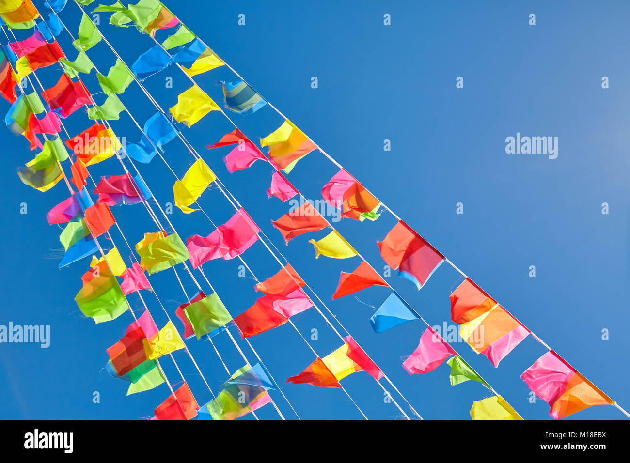 Bunte Fahnen gegen den blauen Himmel. Stockfoto