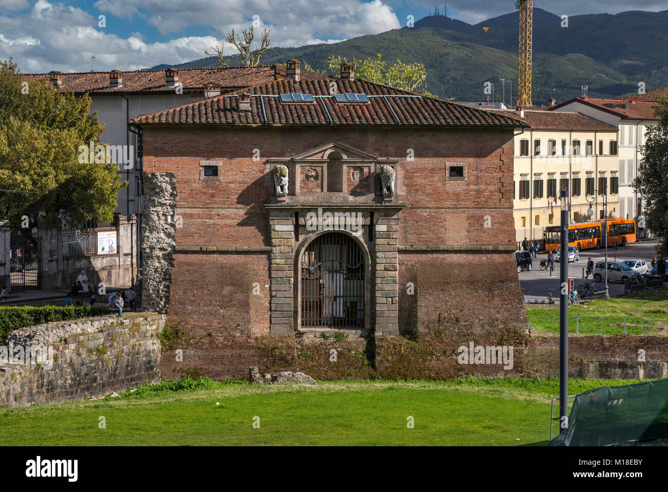 Porta San Donato, 16. Jahrhundert Tor, Ansicht von Passeggio delle Mura, Fußweg auf der mittelalterlichen Stadtmauer von Lucca, Toskana, Italien Stockfoto