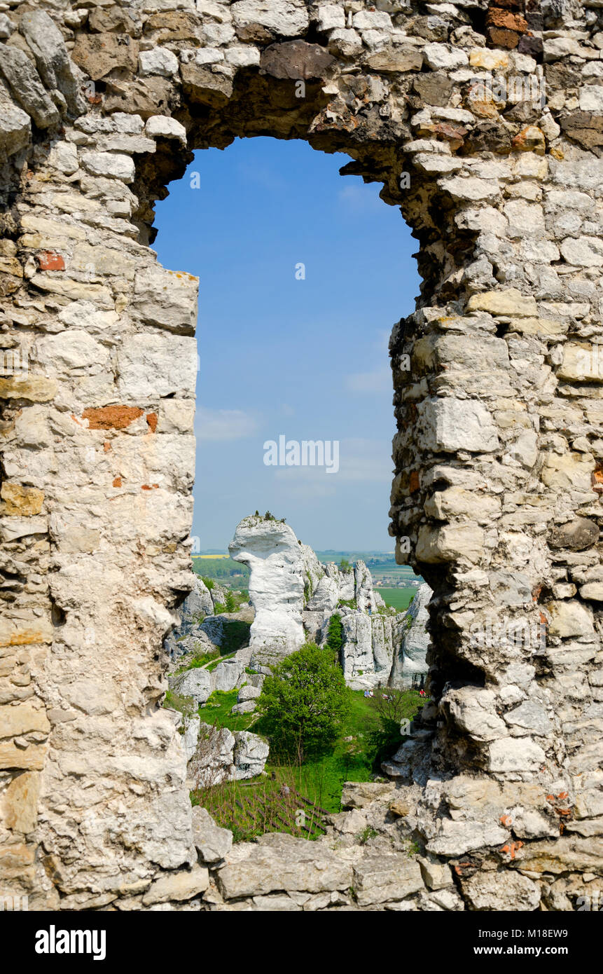 Die Ruinen der mittelalterlichen Burg in Ogrodzieniec Podzamcze Dorf, Teil der Trail von Nestern der Adler, Polnische Jurassic Highland, Kleinpolen voivodes Stockfoto