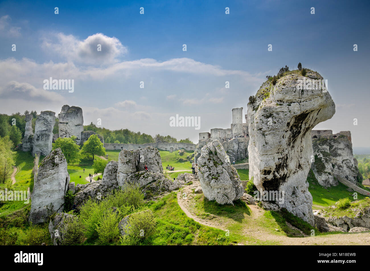 Die Ruinen der mittelalterlichen Burg in Ogrodzieniec Podzamcze Dorf, Teil der Trail von Nestern der Adler, Polnische Jurassic Highland, Kleinpolen voivodes Stockfoto