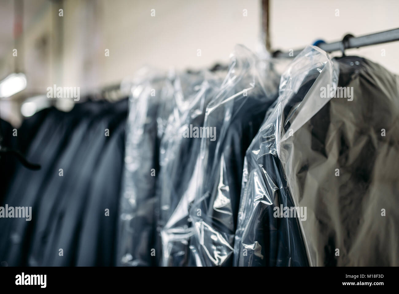 Kleidung auf einem Kleiderbügel, Näh Fabrik oder Kleid Stoff. Jacken auf einem Gestelle Stockfoto