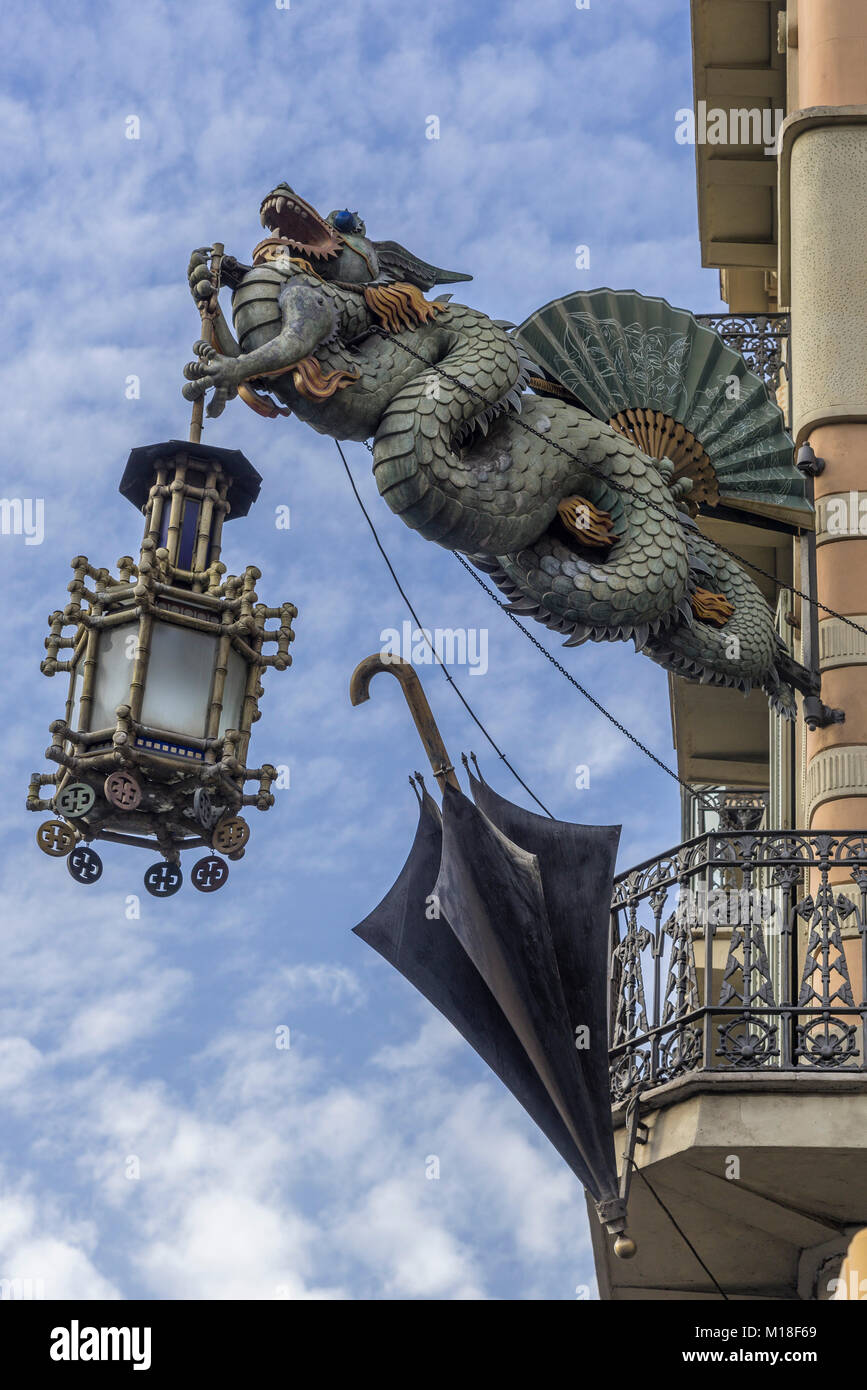 Drachen Lampe und Regenschirm in der Casa Bruno Cuadros, Barcelona,  Katalonien, Spanien Stockfotografie - Alamy