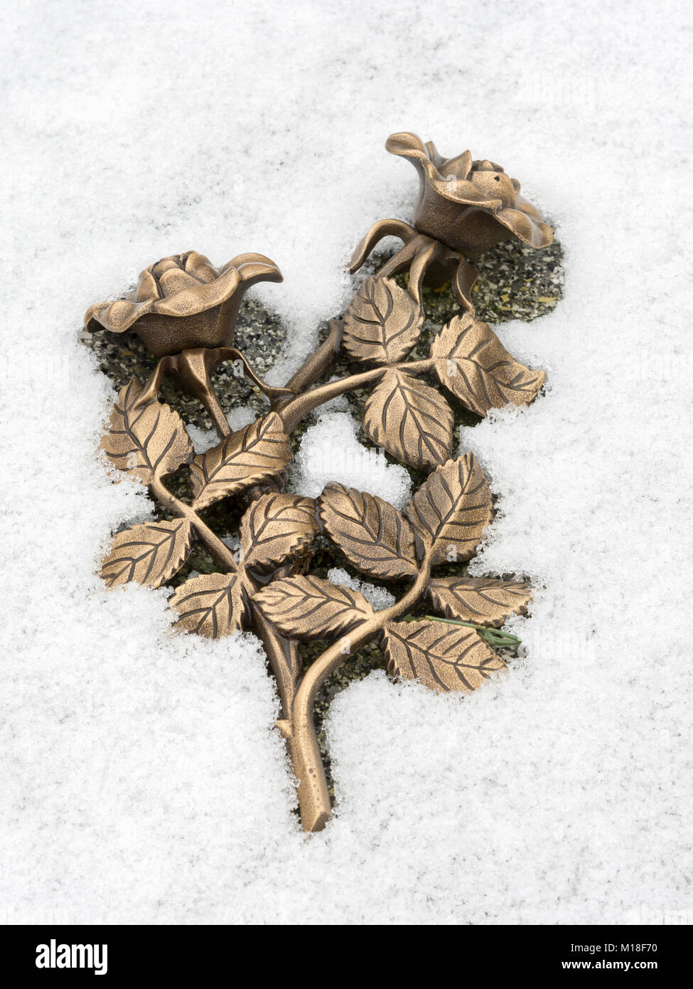 Metall Rose im Schnee, Friedhof, Berndorf, Niederösterreich, Österreich Stockfoto