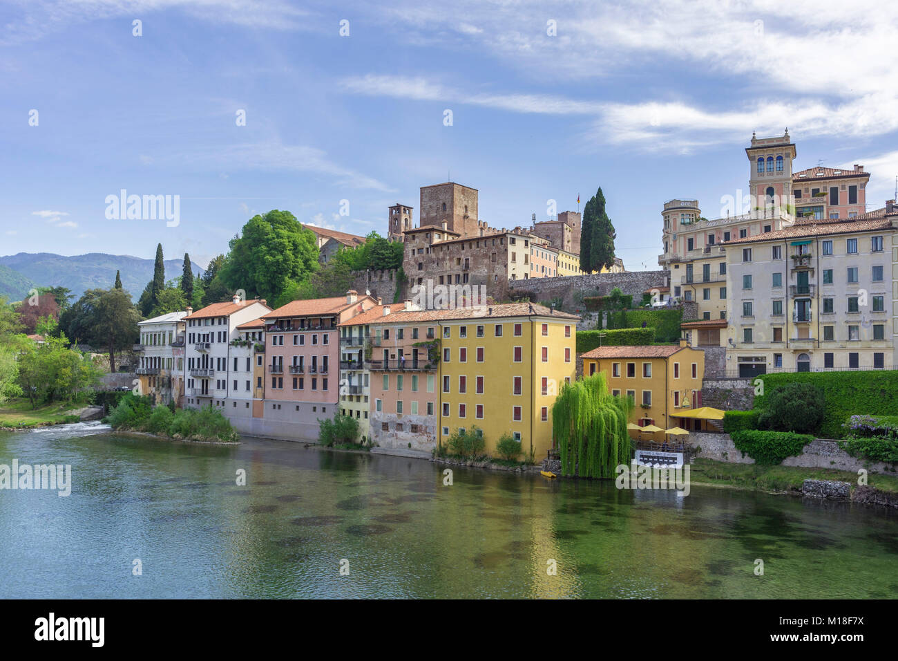 Blick über Fluss Brenta, Bassano del Grappa, Venetien, Italien Stockfoto