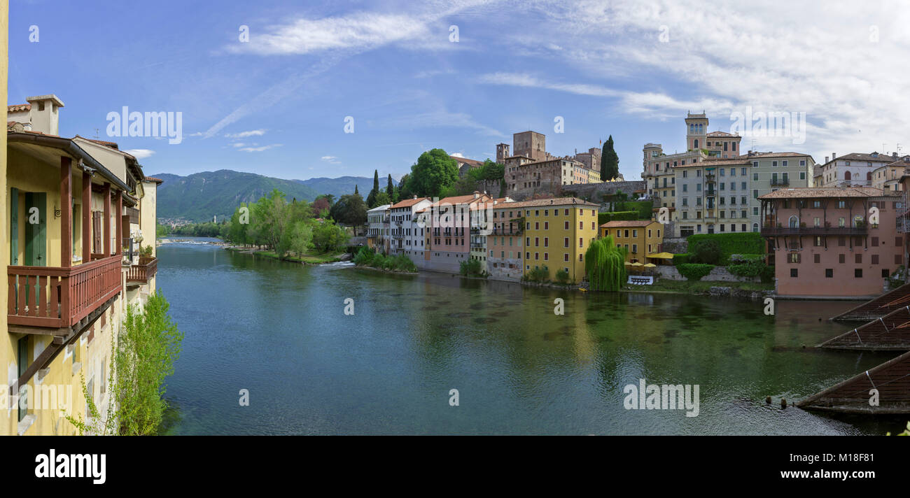 Blick über Fluss Brenta, Bassano del Grappa, Venetien, Italien Stockfoto